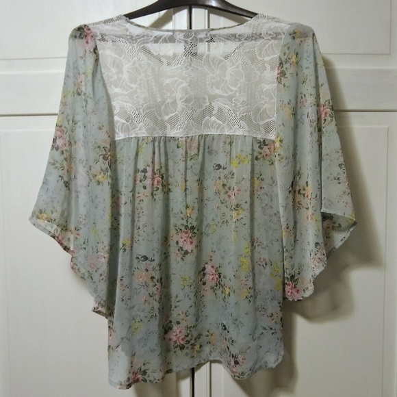 Butterfly Style Floral Lace Blouse - Picture 4 of 4